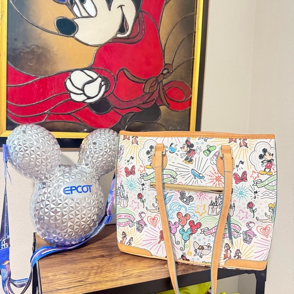 Dooney & Bourke Tan Tote Bag with Elegant Design - Picture 3 of 4